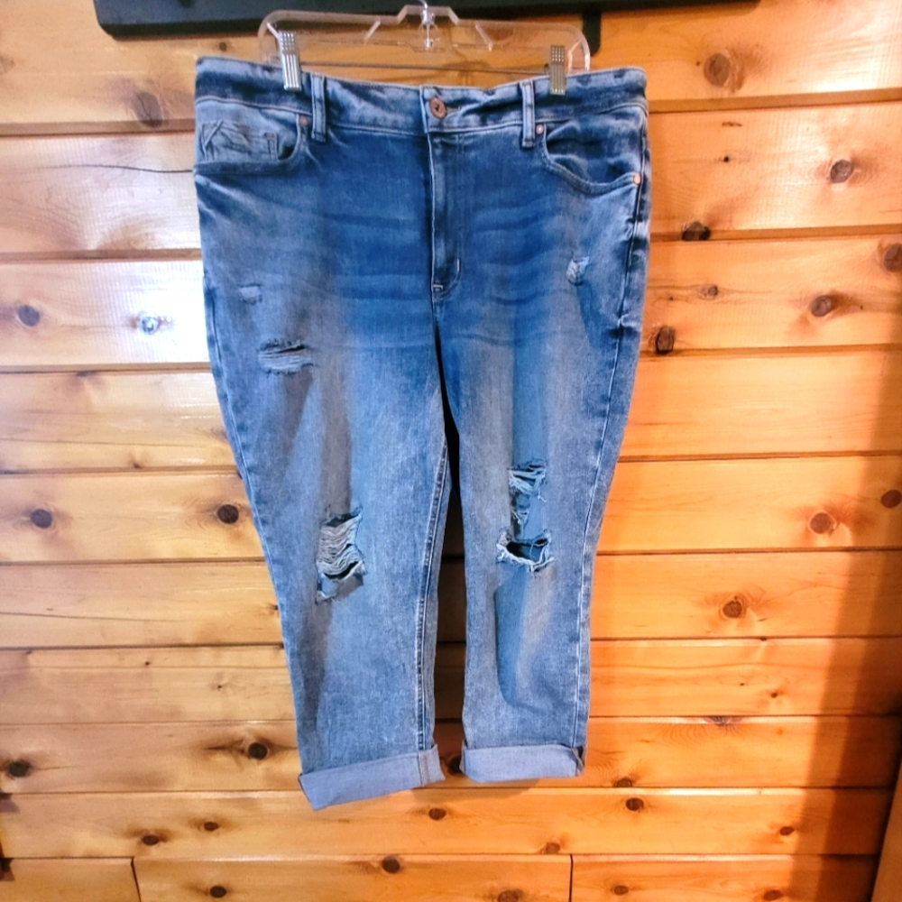 Maurices edgely size 18 distressed Capri